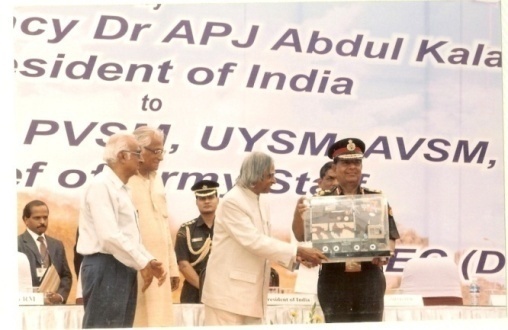 President of India, Dr APJ Abdul Kalam Handing Over SAMYUKTA System to Indian Army