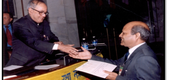 डॉ. पी के सक्सेना को रक्षा मंत्री की ओर से "क्रिप्टोलॉजी पर हिंदी में पुस्तक" के लिए पुरस्कार मिला