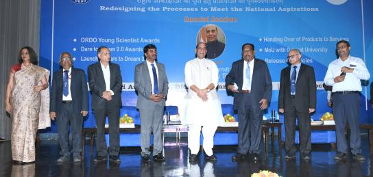 Raksha Mantri gives away Dare to Dream 2.0 awards