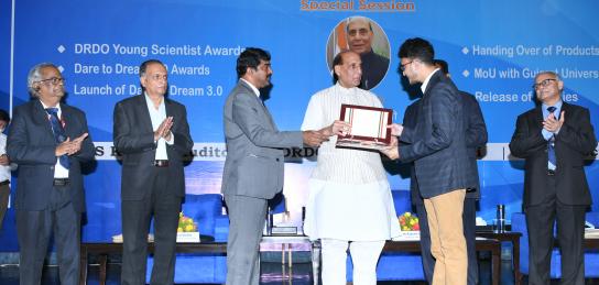 Raksha Mantri gives away Dare to Dream 2.0 awards