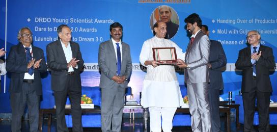 Raksha Mantri gives away Dare to Dream 2.0 awards