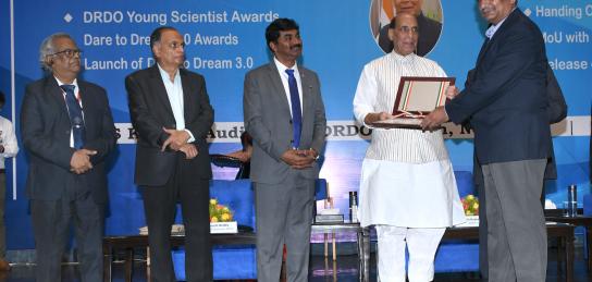 Raksha Mantri gives away Dare to Dream 2.0 awards