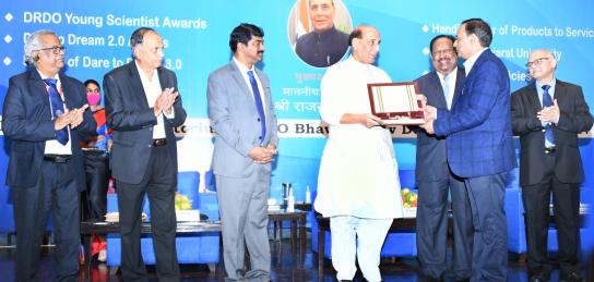 Raksha Mantri gives away Dare to Dream 2.0 awards