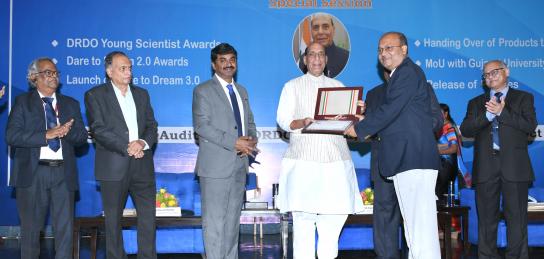 Raksha Mantri gives away Dare to Dream 2.0 awards