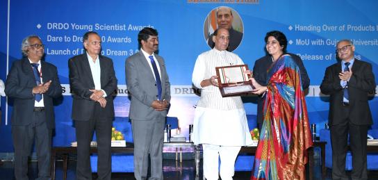 Raksha Mantri gives away Dare to Dream 2.0 awards