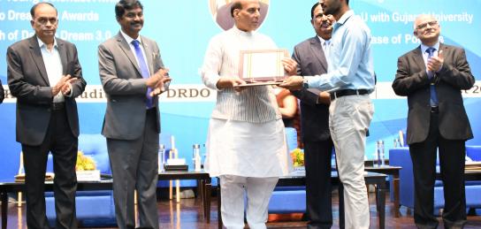 Raksha Mantri gives away Dare to Dream 2.0 awards