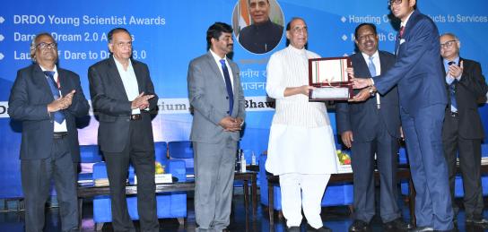 Raksha Mantri gives away Dare to Dream 2.0 awards