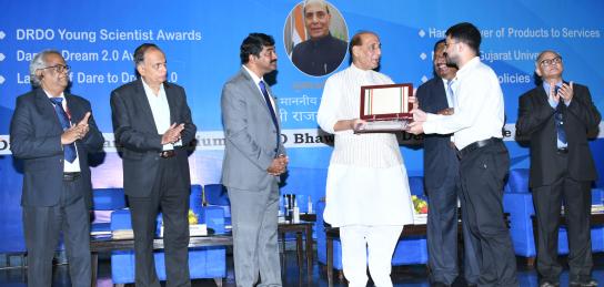 Raksha Mantri gives away Dare to Dream 2.0 awards