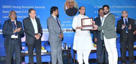 Raksha Mantri gives away Dare to Dream 2.0 awards