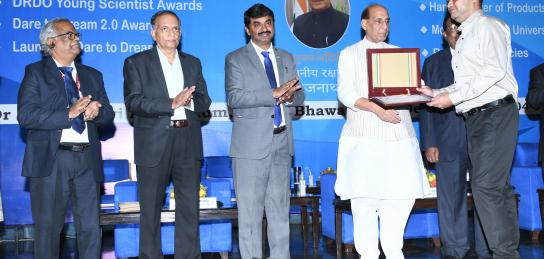 Raksha Mantri gives away Dare to Dream 2.0 awards