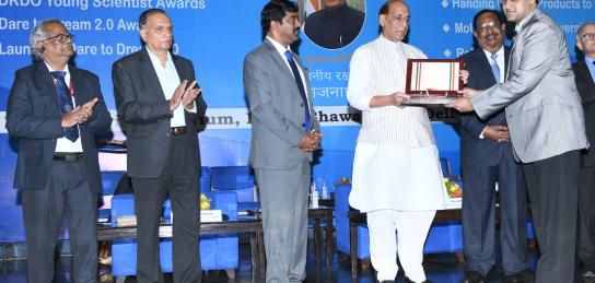 Raksha Mantri gives away Dare to Dream 2.0 awards