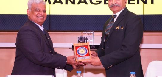 Shri SA Katti, Director ITM faclicitating chief guest  Lt Gen (Retd) Anil Kumar Bhatt, PVSM,UYSM,AVSM,SM,VSM