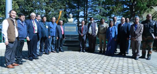 Shri Sanjay Tandon OS & director ITM, Dr BK Das OS & Director IRDE and WYAS Course participants posing with Dr Kalam’s Burst