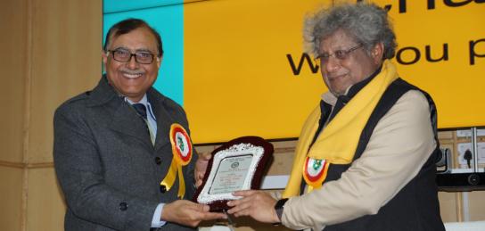 Shri Sanjay Tandon, OS & Director, ITM honoring Dr Pranav Pandya, Chancellor, DSVV, Haridwar with a memento