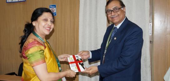 Shri Sanjay Tandon, OS & Director ITM honouring Ms Nabanita Radhakrishnan, OS & Director, DP&C for delivering a lecture