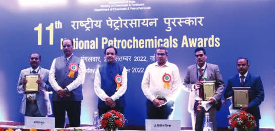 Dr D Ratna, Sc ‘F’ with his team receiving the award from Shri Bhagwanth Khuba, Hon’ble Minister of State, Ministry of Chemicals and Fertilizers