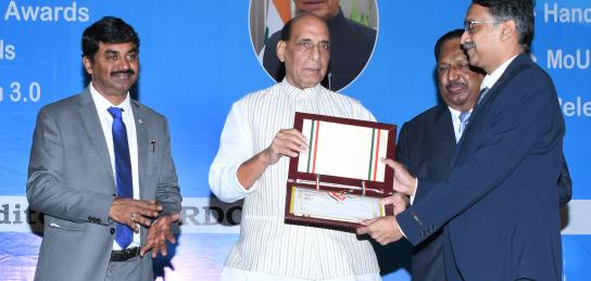 Raksha Mantri gives away Dare to Dream 2.0 awards