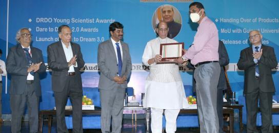 Raksha Mantri gives away Dare to Dream 2.0 awards