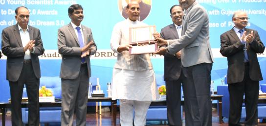 Raksha Mantri gives away Dare to Dream 2.0 awards