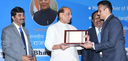 Raksha Mantri gives away Dare to Dream 2.0 awards