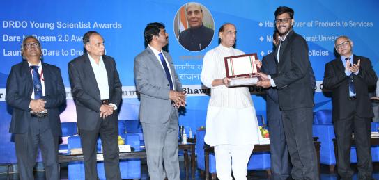 Raksha Mantri gives away Dare to Dream 2.0 awards